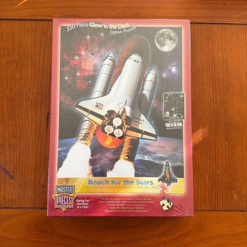 Master Pieces REACH FOR THE STARS SPACE SHUTTLE COLUMBIA Glow in the Dark Sealed